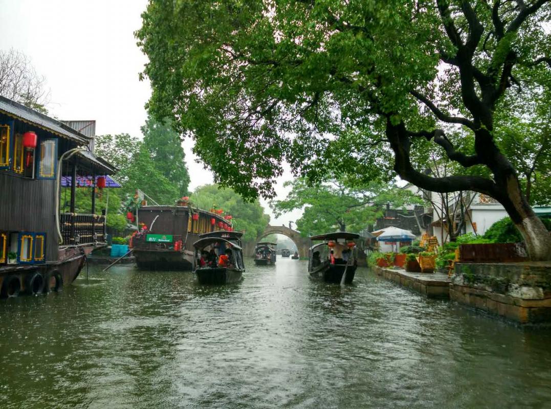 雨天人少,此时即便撑伞,漫步于西塘桥间小巷,处处风景,早已忘记自己在