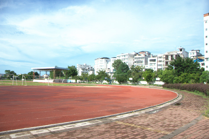 步道特点:南雄中学运动场功能齐全,设施完善,周边还种有各种花草树木